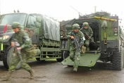 高雄白目役男閃兵誆「遭詐團限制行動」！同夥秒打臉