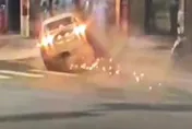 影/內湖毒駕撞桿地上刷金光　台中男酒駕K爆消防栓噴水