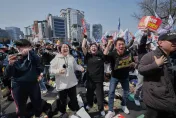 影/尹錫悅彈劾8：0通過！在野黨喊「國民勝利」　尹粉怒砸警車窗