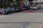影/公車掃倒路邊整排機車　司機下車扶正竟駛離現場