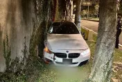 北市BMW深夜狂飆自撞路樹　車子卡圍牆動彈不得
