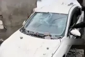 太猛！大媽練車驚現「穿牆術」　陸教練苦笑：是牆不結實