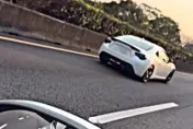 飆車甩尾嗆警遭壓制！六福村「89猴」再喊：我又要來囉
