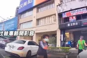 嬤「人肉佔位」不給停！同夥暴衝硬切入　神合作畫面曝光