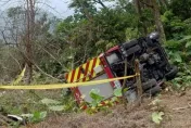 影/上山救援火燒車！　嘉義縣消防車回程過彎失控翻覆