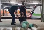 影/清明連假抓交替？台鐵上演驚悚攀車廂落軌案　鐵路警急拉起男子