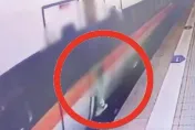 影/買吃的錯過列車！男南港站「攀車廂連結器」　企圖撐回宜蘭