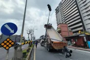 扯爆！八里糊塗駕駛忘收後車斗　勾到電線「扯斷」2燈桿