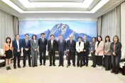 卓榮泰獲贈對聯「美國高關稅，台灣高官睡，騙你安心睡！」