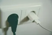 天氣溼答答！插頭出現「焦黑、綠鏽」　台電喊：快停用