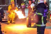 影/高雄驚悚火警！「瓦斯桶竄出火爪」勇消緊急「拖出去」