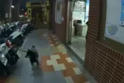 未拴緊狗繩！小黑柴凌晨走失　暖心警急尋飼主助團圓
