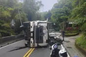 影/新莊大貨車翻覆百片鋼板噴出　駕駛受傷緊急送醫
