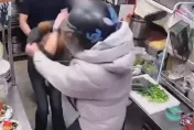 哈菸遭攔不爽！火爆員工猛毆60歲女店長「拳拳打頭」