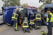 台中北屯2車碰撞「休旅車慘翻」　70歲駕駛受困救出