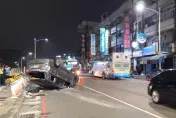 影/起步沒禮讓！高雄廂型車遭撞「四輪朝天」畫面曝