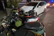 開到「度估」！　高雄男駕小白保齡球式失控刷一整排機車