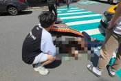 影/又見行人地獄！基隆8旬嬤遭車撞暈　2大學生撐傘陪等救護車
