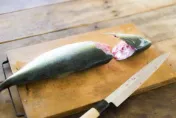 天價！美國女熟食店外「踩到魚內臟」重摔脫臼　獲賠逾2億