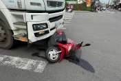 影/女騎士綠燈起步遭預拌車輾！平鎮7旬婦「左腳粉碎骨折」