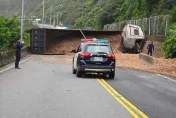 神奇畫面！台2線大貨車橫躺佔「2車道」　木屑傾瀉一地