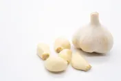 大蒜具防癌抗癌功效！醫推「切碎、靜置10分鐘」再生吃