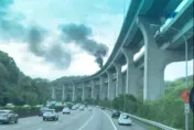 影/五楊高架林口段火燒車「濃煙竄天」　車流回堵2公里