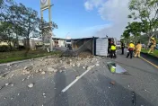 影/驚悚瞬間曝！宜蘭大貨車側翻　砂石灑滿地