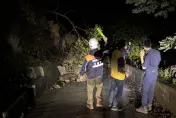 高雄七坑溫泉道路坍方15遊客受困　直擊救援畫面