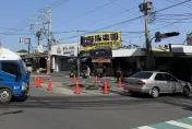 台中南屯周一驚魂！路面突現天坑狂噴水　警急封鎖現場