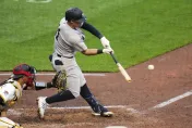 MLB/一支魚雷炸向觀眾席！　洋基沃爾普球棒脫手被大粗哥收下