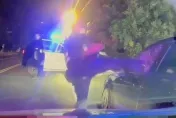 影/手腳並用片！礁溪警抓2拒檢飆車狂男「警棍+重踹」