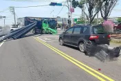 影/驚悚瞬間曝！高雄聯結車路口連環撞　鋼管脫落一路滾