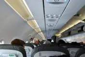 太悶了！30多歲女乘客「強開艙門」　南韓廉航機上202人嚇壞