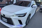 影/高雄天降雞蛋！愛車遭「無差別攻擊」　警鎖定大樓住戶
