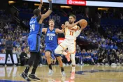 NBA/心態崩了？　老鷹楊恩拿球砸裁判後又戲耍人家