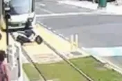 影/高雄輕軌過站不停！卡半路「車廂阻礙路口」畫面曝
