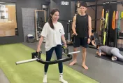 蕭亞軒復健近況曝光！換人工髖關節動5次手術　痛不欲生暴哭