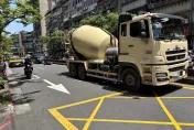 影/奪命瞬間！阿嬤騎士擦撞預拌車遭輾　臟器外露慘死