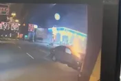 影/高雄重大事故！酒駕男拒檢狂飆1公里自撞「車陷火海」