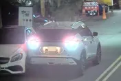 影/離譜！「石膏賊」偷車不會開　倒車撞賓士卡住遭壓制