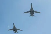 罕見！美B-1B轟炸機「槍騎兵」編隊飛抵日本基地　北韓嚇嗆聲