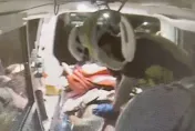 影/苗栗男持雙刀挾持女友還朝警逼近　遭警連開2槍擊斃