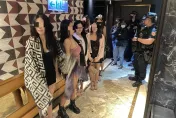 細肩帶刷整排！短裙辣妞「聚酒店」幹私密勾當　被帶走了