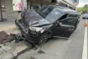 彰化休旅車「高速騎上電箱」撞毀...居民無奈：第4次了
