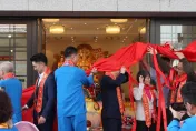 賴清德、劉世芳揭牌遭「紅布蓋頭」 網嗨喊：神明都想蓋「他們布袋」