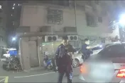 新莊驚險「警匪隔車對峙」直擊！　防彈盾牌護身