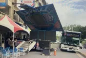 公車撞舞台車！車頂遭刺一個洞　民宅受波及超衰