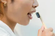 幼年吞牙刷52年！胸痛掃出醫震驚　64歲陸翁：以為會「溶解」