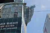 天降橫禍！北市鷹架突掉落　轎車路過擋風玻璃慘遭砸碎